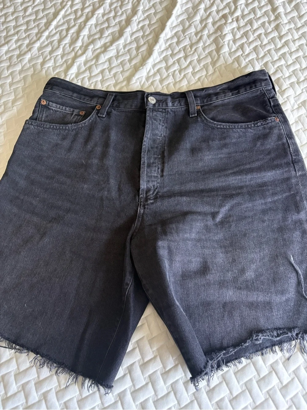 Agolde Indra shorts in black denim - Picture 9 of 9